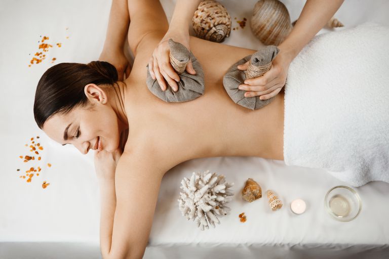 Tẩy da chết bằng hạt óc chó